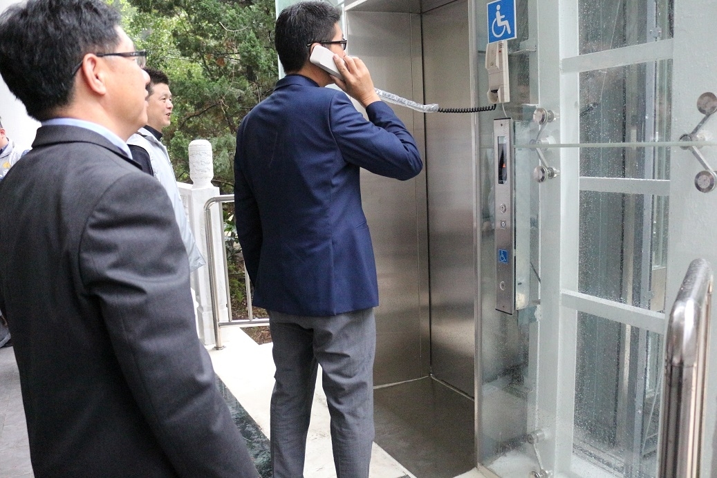 7民政處長會勘電梯並測試緊急聯絡電話