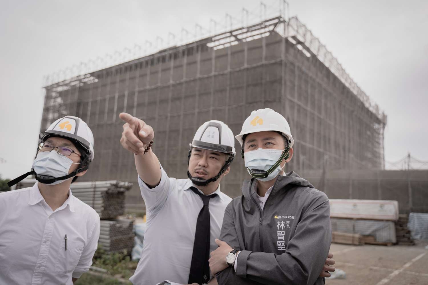 市長（右起）、建築師林彥穎、工務處長葉時青在新建納骨塔前合影