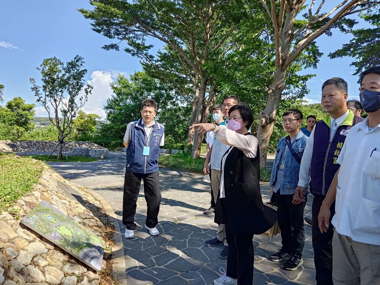 民政處長陪同彰化縣長參觀新竹市樹葬園區詠生樹。