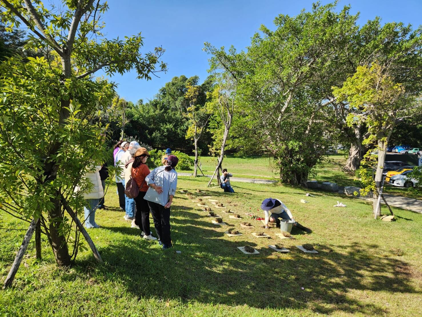 1樹葬區家屬正在進行樹葬儀式